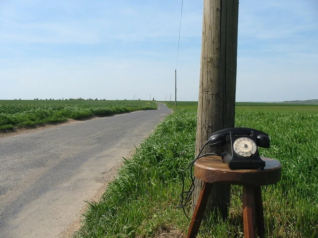 Bild eines alten Telefons an einer verlassenen Strasse - Photo by rc pause from FreeImages